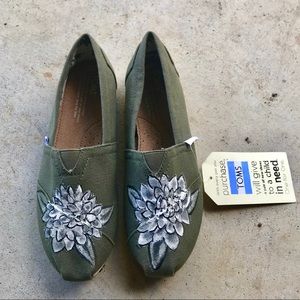 Hand pained NWT army green toms size 6.5